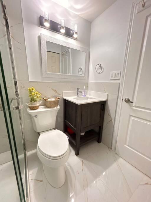 Super Luxury Family Home - 3 Bedrooms, 1 Full Bathroom And 1 Half Washroom With Free Parking, Wifi, Netflix Toronto Kültér fotó
