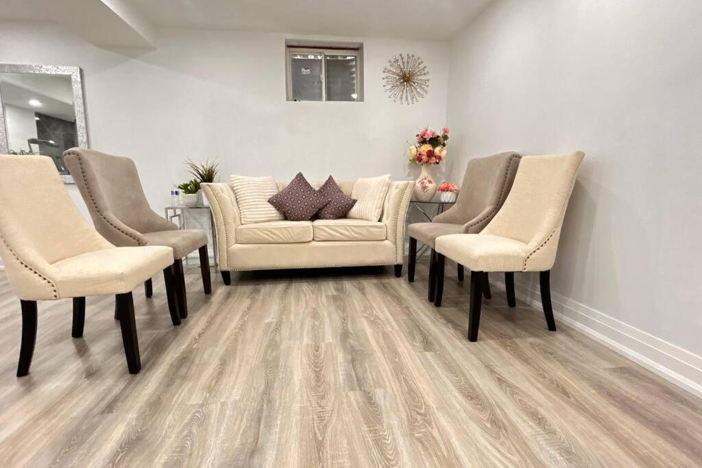 Super Luxury Family Home - 3 Bedrooms, 1 Full Bathroom And 1 Half Washroom With Free Parking, Wifi, Netflix Toronto Kültér fotó