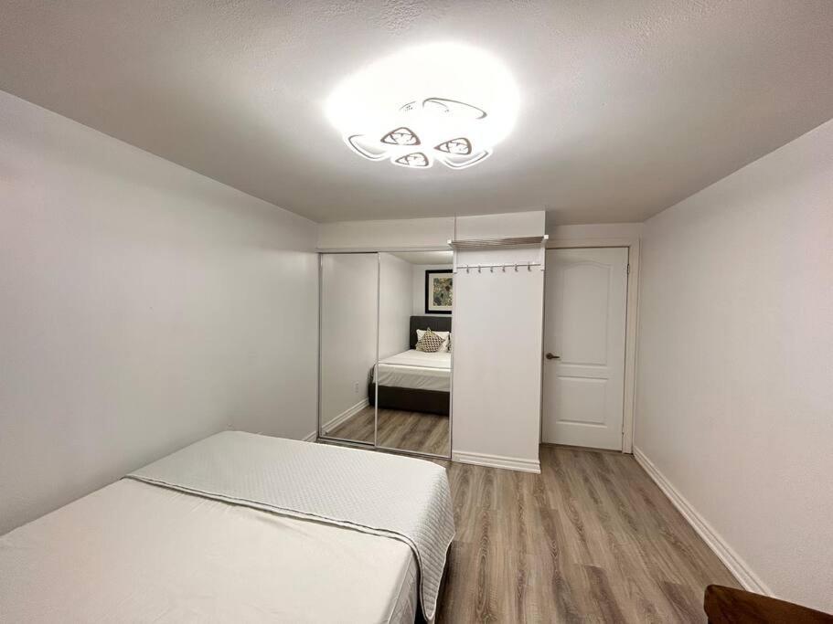 Super Luxury Family Home - 3 Bedrooms, 1 Full Bathroom And 1 Half Washroom With Free Parking, Wifi, Netflix Toronto Kültér fotó