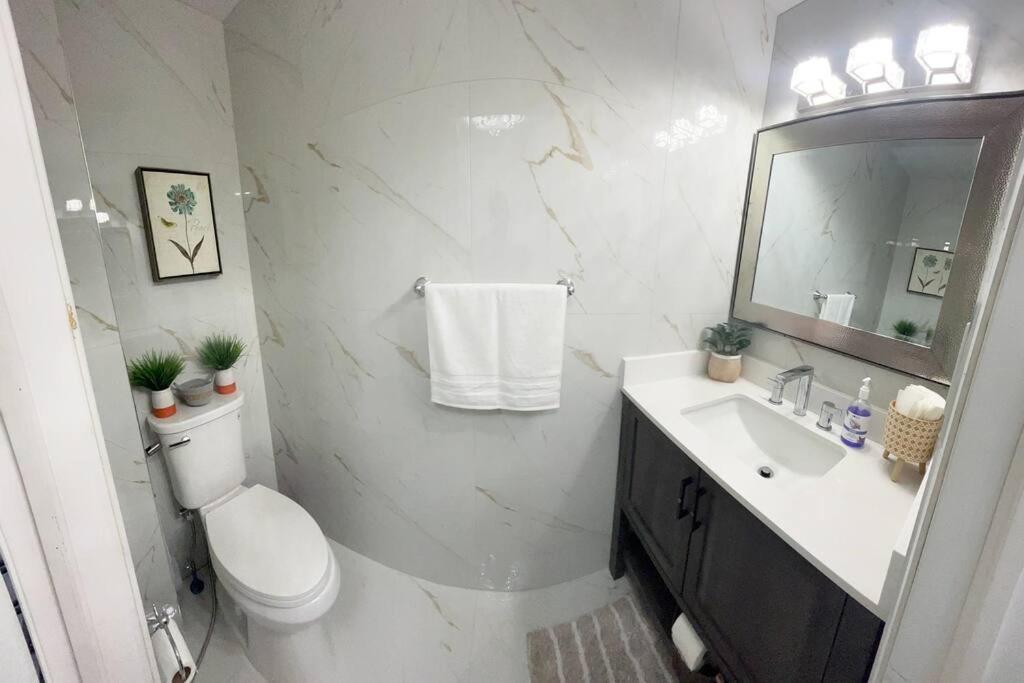 Super Luxury Family Home - 3 Bedrooms, 1 Full Bathroom And 1 Half Washroom With Free Parking, Wifi, Netflix Toronto Kültér fotó