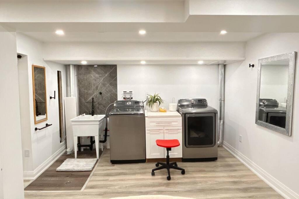 Super Luxury Family Home - 3 Bedrooms, 1 Full Bathroom And 1 Half Washroom With Free Parking, Wifi, Netflix Toronto Kültér fotó