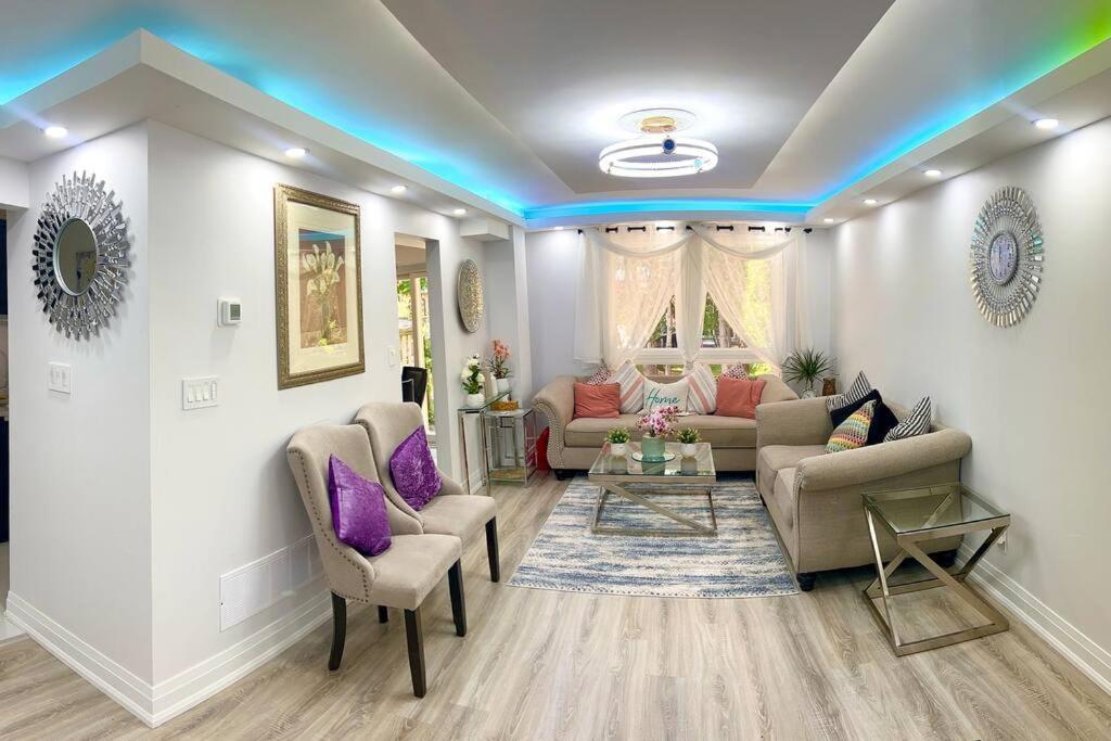 Super Luxury Family Home - 3 Bedrooms, 1 Full Bathroom And 1 Half Washroom With Free Parking, Wifi, Netflix Toronto Kültér fotó