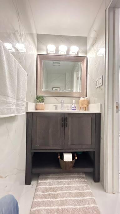 Super Luxury Family Home - 3 Bedrooms, 1 Full Bathroom And 1 Half Washroom With Free Parking, Wifi, Netflix Toronto Kültér fotó