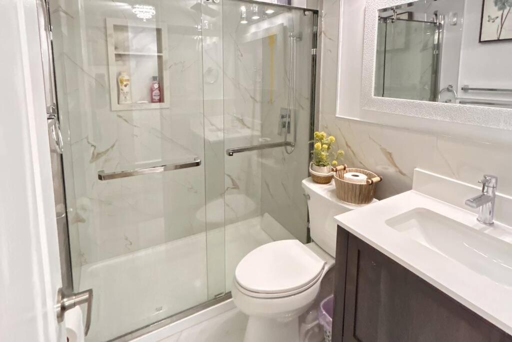 Super Luxury Family Home - 3 Bedrooms, 1 Full Bathroom And 1 Half Washroom With Free Parking, Wifi, Netflix Toronto Kültér fotó