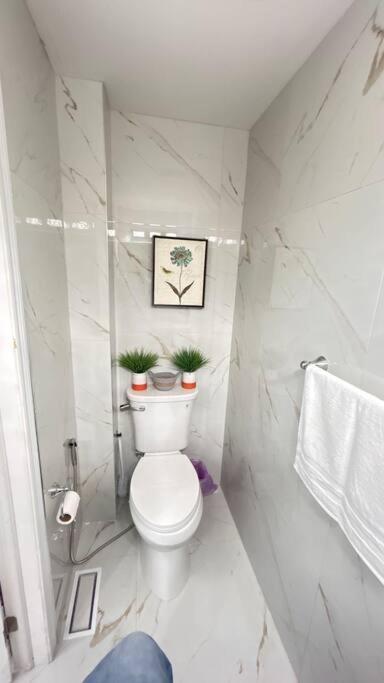 Super Luxury Family Home - 3 Bedrooms, 1 Full Bathroom And 1 Half Washroom With Free Parking, Wifi, Netflix Toronto Kültér fotó