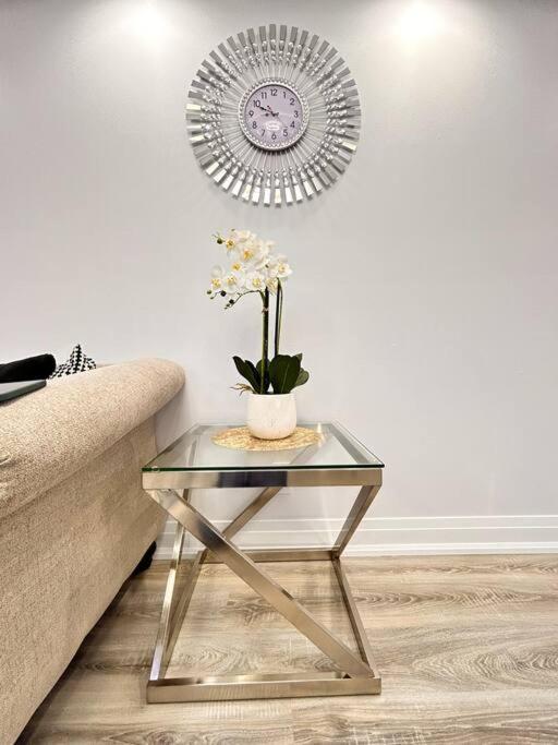 Super Luxury Family Home - 3 Bedrooms, 1 Full Bathroom And 1 Half Washroom With Free Parking, Wifi, Netflix Toronto Kültér fotó