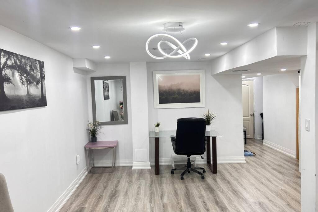 Super Luxury Family Home - 3 Bedrooms, 1 Full Bathroom And 1 Half Washroom With Free Parking, Wifi, Netflix Toronto Kültér fotó