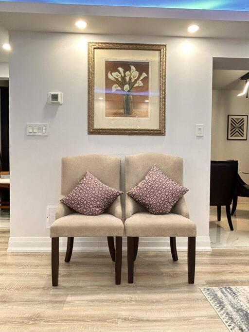 Super Luxury Family Home - 3 Bedrooms, 1 Full Bathroom And 1 Half Washroom With Free Parking, Wifi, Netflix Toronto Kültér fotó