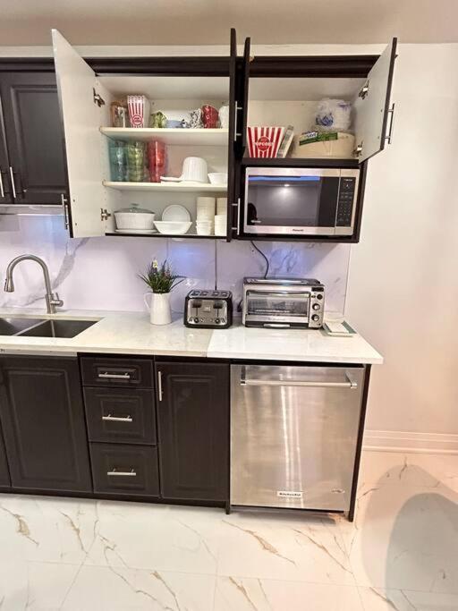 Super Luxury Family Home - 3 Bedrooms, 1 Full Bathroom And 1 Half Washroom With Free Parking, Wifi, Netflix Toronto Kültér fotó